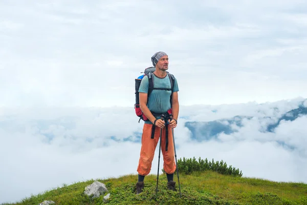 Caminhante fica acima das nuvens — Fotografia de Stock