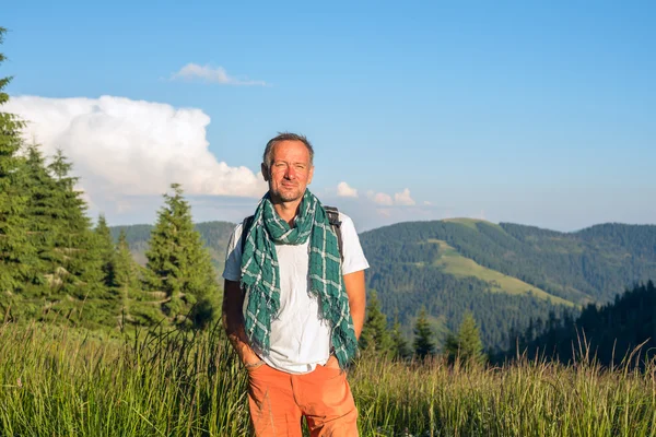 Glimlachend bebaarde man in de bergen — Stockfoto