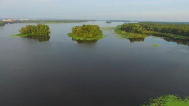 Uçan küçük adalar ile büyük Nehri ile yoğun orman kaplı 