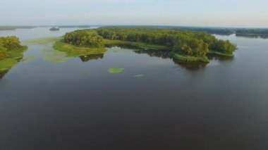 Geriye doğru küçük adalar ile büyük nehir üzerinde uçan