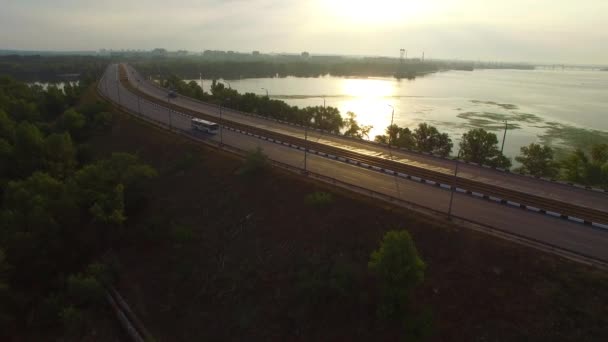 Vista aérea del puente sobre un gran río — Vídeo de stock