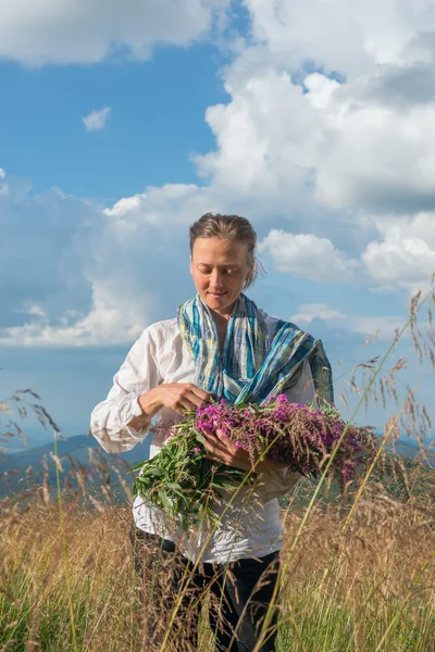 若い女性は、野生の花の花束 — ストック写真