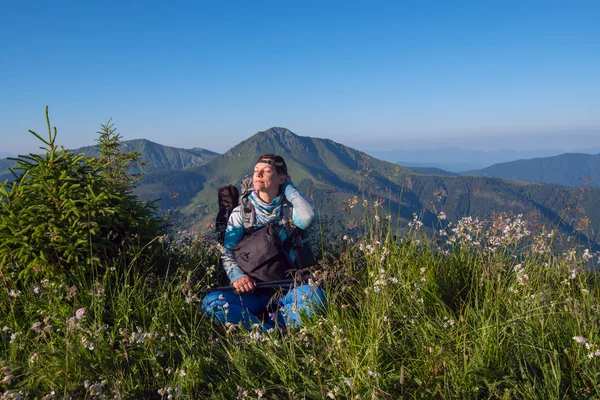 Vrouw wandelaar genieten van het leven — Stockfoto