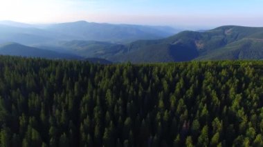 Günbatımında bir dağ sırtı üzerinde uçan uçak.