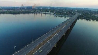 Havadan görünümü eski sanayi bölgesi, liman, büyük bir nehir üzerinde köprü