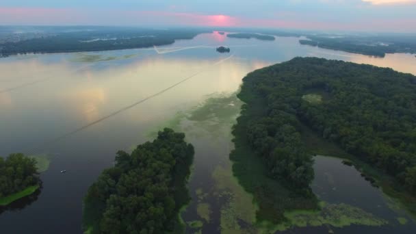 Vista aérea de la orilla del gran río durante el atardecer — Vídeos de Stock