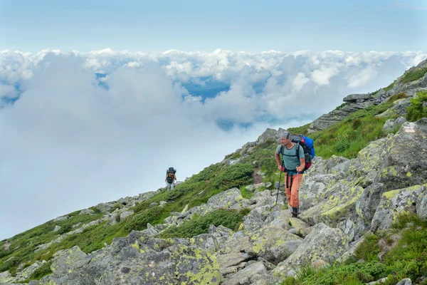 Wandelaars boven wolken. — Stockfoto