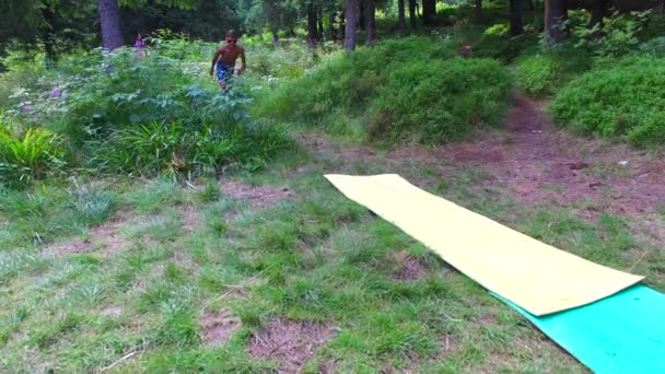 Adolescente divirtiéndose en la atracción improvisada al aire libre . — Vídeos de Stock