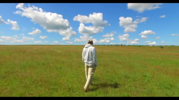 L'uomo attraversa la prateria — Video Stock