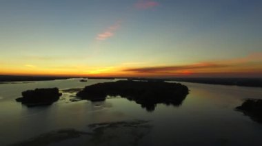 Yukarıda alacakaranlık sırasında büyük nehir panoramik manzara.