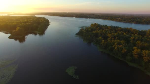 Letecký pohled na březích řeky — Stock video