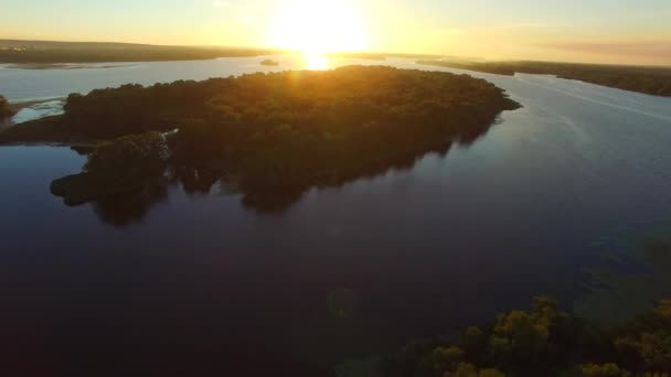 Voler vers le soleil couchant — Video