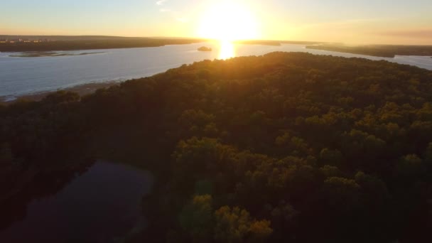 Volando hacia atrás, desde el atardecer — Vídeo de stock