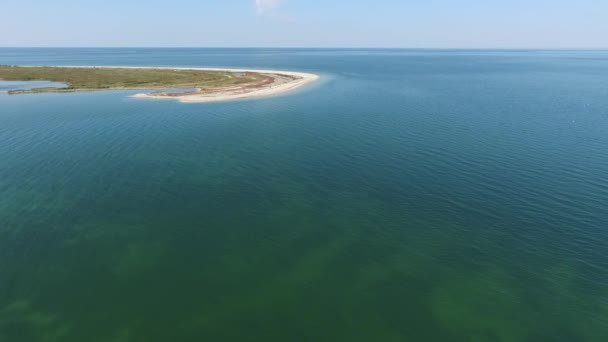 绿松石海和沙滩上空飞行 — 图库视频影像