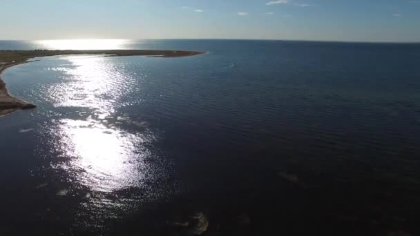 Vliegen over de zee richting van de zon — Stockvideo