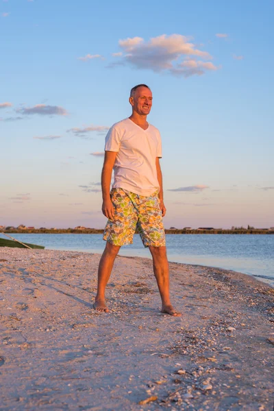 ビーチで夕日の男を楽しむ男 — ストック写真