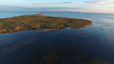 Ufuk gündoğumu sırasında denize uçan