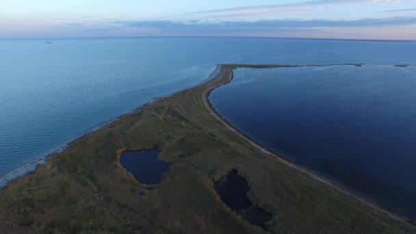 Vue aérienne de l'île dans la mer d'Azov 