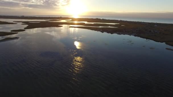 Лететь над морской бухтой к восходящему солнцу — стоковое видео