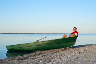 Bir tekne içinde gülümseyen adam 