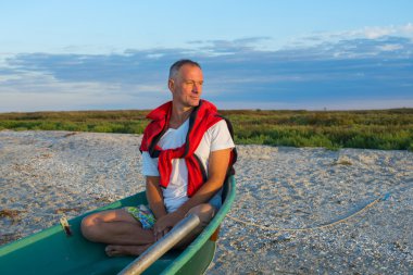 Adam derin derin düşünür ve gündoğumu saatler