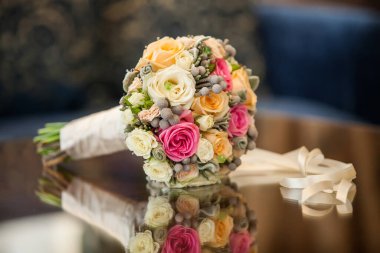 Yansımalı düğün buketi