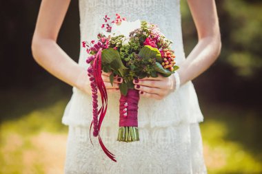 Gelinin ellerinde renkli Marsala düğün buketi