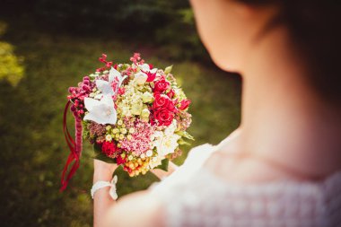 Gelinin ellerinde renkli Marsala düğün buketi