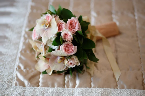 ベッドの隅に結婚式の花束 — ストック写真