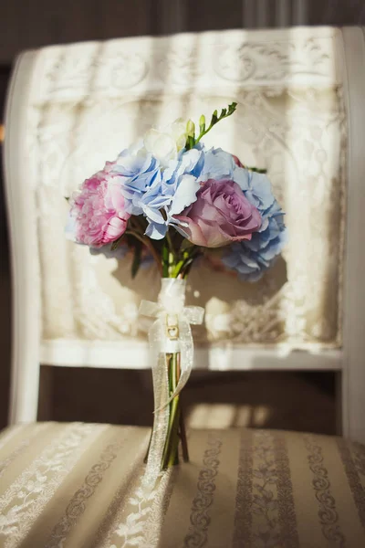 ヴィンテージの椅子に結婚式の花束 これは美しい光を得る — ストック写真