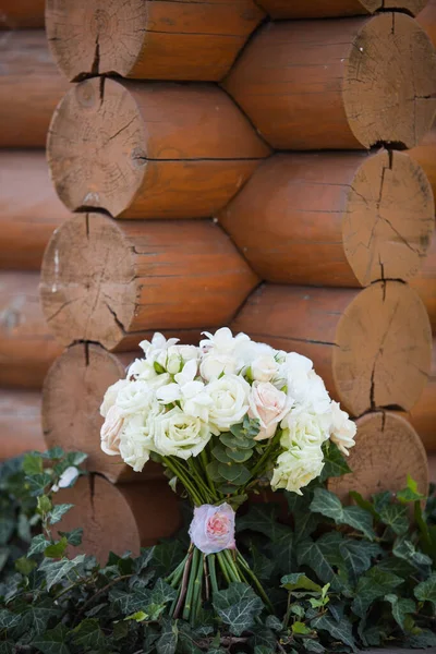 Buquê Casamento Rosas Brancas Perto Parede Madeira Tronco — Fotografia de Stock