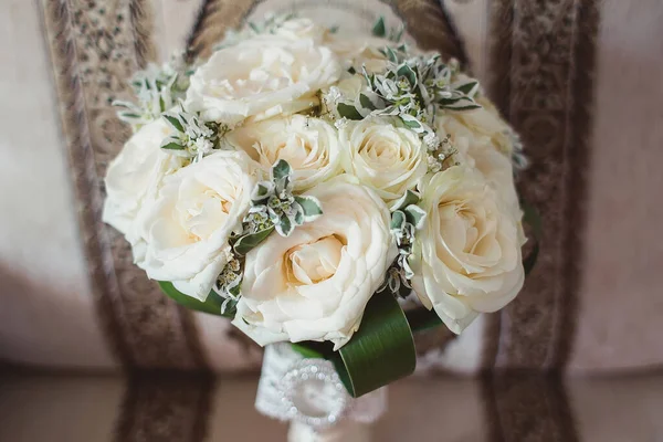 緑の葉と白いバラの結婚式の花束 — ストック写真