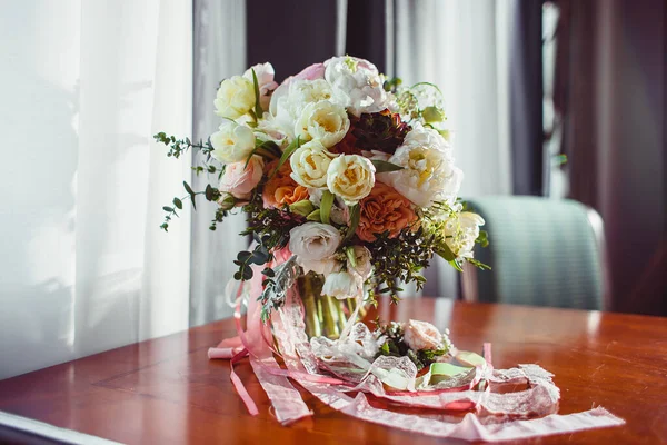 室内のテーブルの上の花嫁の豪華な花束 — ストック写真