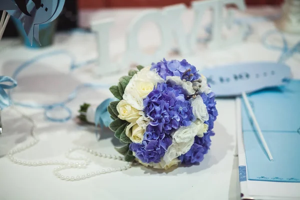 ブルーの花とウェディング花束 — ストック写真