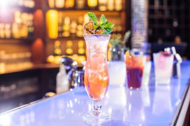 Barda zarif bir bardakta kokteyl.