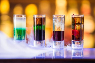 Dört shot kokteyl dumanlı barda.