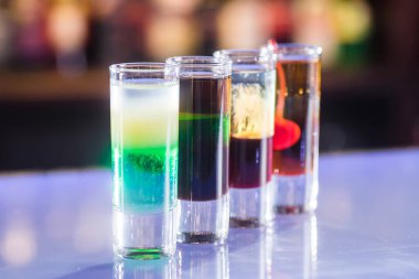 Barda dört shot kokteyl.