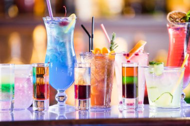 Barda bir çift kokteyl.