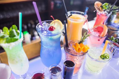 Barda bir çift kokteyl.