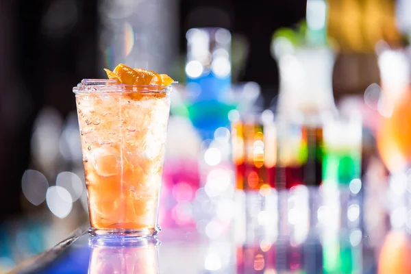Barın Arka Planında Bir Takım Içkilerin Üzerine Portakal Kokteyli — Stok fotoğraf