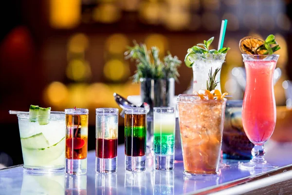 Cocktail Multistrato Multicolore Bar Nel Fuoco — Foto Stock