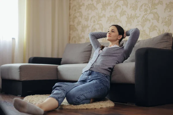 Young Woman Relaxing Living Room Watching — Stock Photo, Image