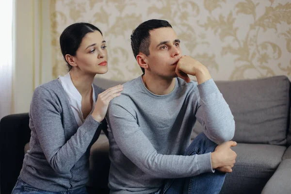 Una Mujer Consuela Hombre Triste Apoyo Familiar — Foto de Stock