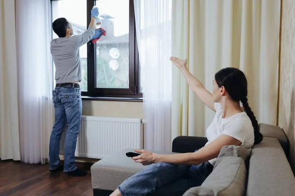 Wife Exploits Her Husband She Watches Orders Wash Window — Stock Photo, Image