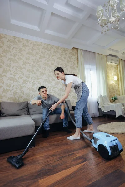 Wife Vacuums Room Prevents Her Husband Watching — Stock Photo, Image