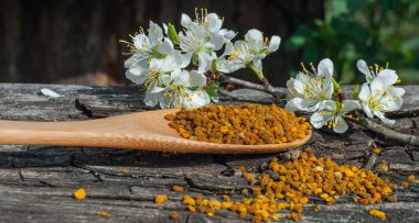 bir tahta kaşık polen