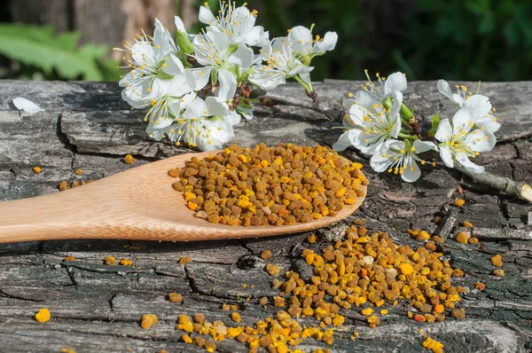 bir tahta kaşık polen