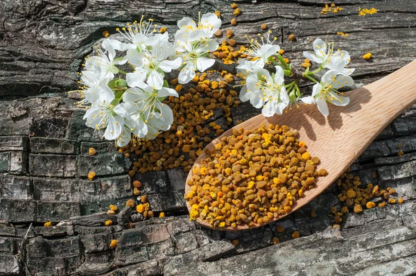 bir tahta kaşık polen