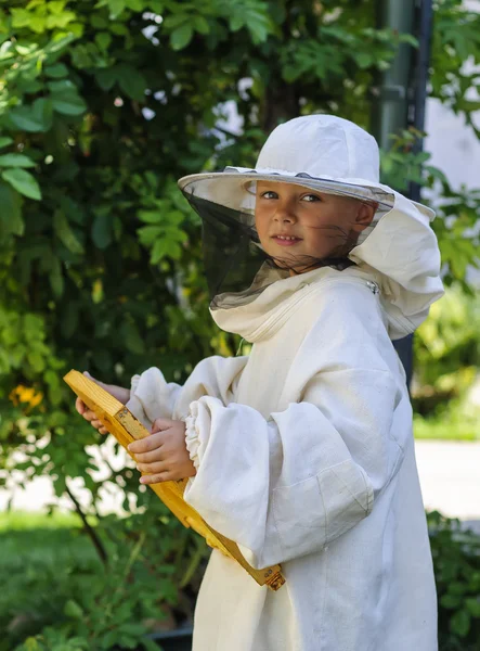 Jeune apiculteur garçon tenant cadre de nid d'abeille — Photo