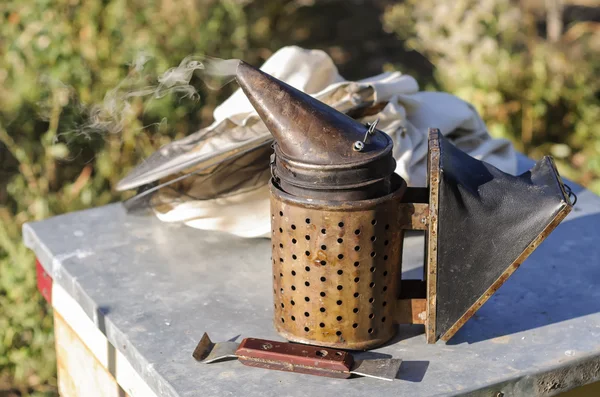Καπνιστής για τις μέλισσες, μελισσοκόμος εργαλείο. — Φωτογραφία Αρχείου